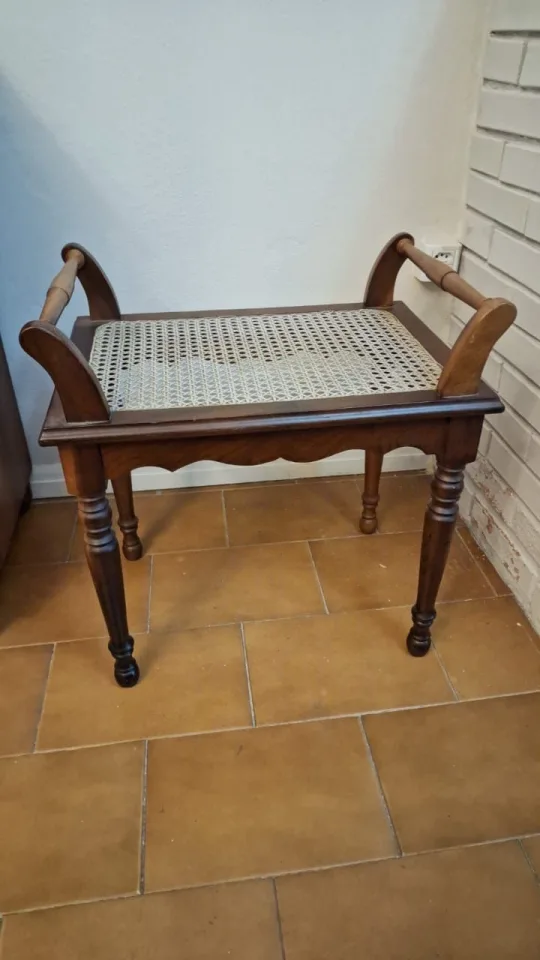 Bancada de madeira maciça recém reformada