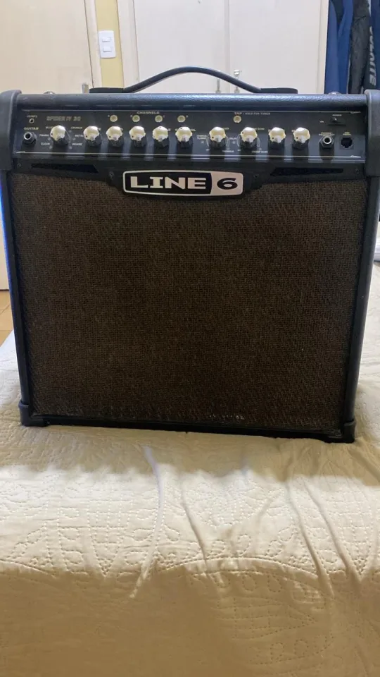 Cubo de guitarra com efeitos de distorção