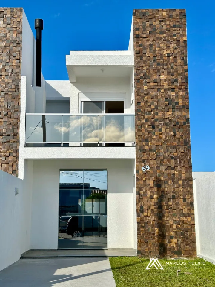 Sobrado novo no Cassino, com ótima posição solar